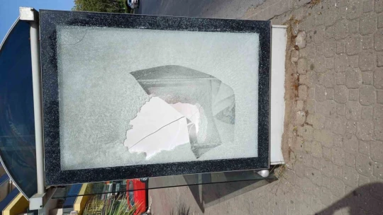 Otobüs durağı vandalların hedefi oldu