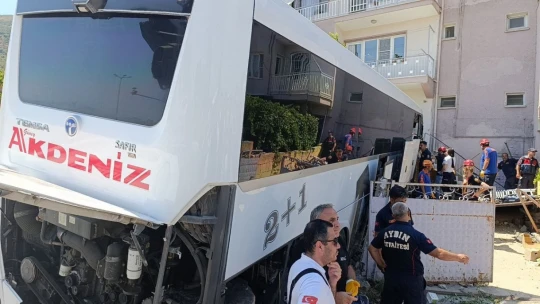 Otobüsün yoldan çıktığı kaza saniye saniye kaydedildi