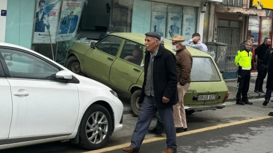 Otomobil banka şubesine girdi