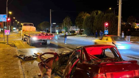 Otomobil demir yüklü tıra çarptı: 1 ağır yaralı
