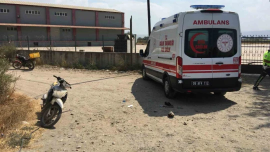 Otomobil motosiklete çarpıp kaçtı