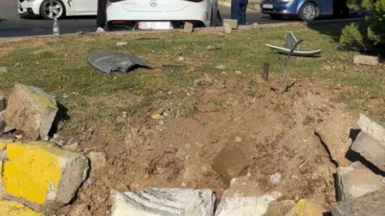 Otomobil, motosiklete çarpıp karşı şeride geçti