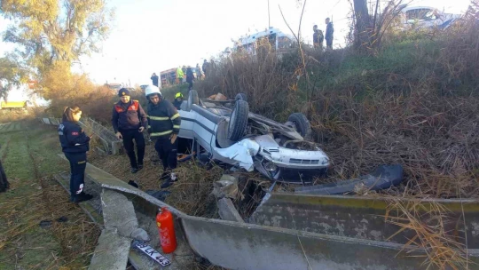 Otomobil tarlaya uçtu: 3 yaralı