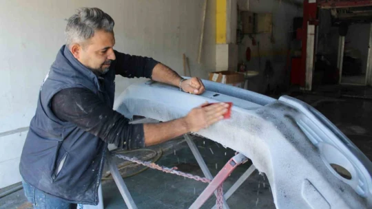 Otomobil tutkunları esnafın yüzünü güldürüyor