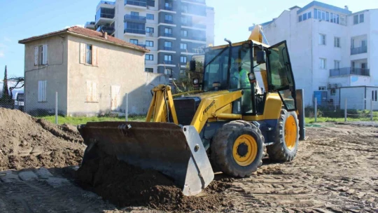 Otomobilden önce kepçe kullanmayı öğrendi