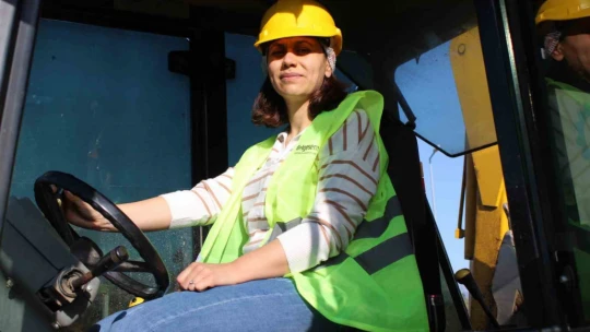 Otomobilden önce kepçe kullanmayı öğrendi