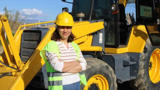 Otomobilden önce kepçe kullanmayı öğrendi