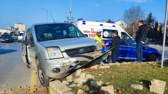 Otomobile çarpmamak için refüje çıktı: 2 yaralı