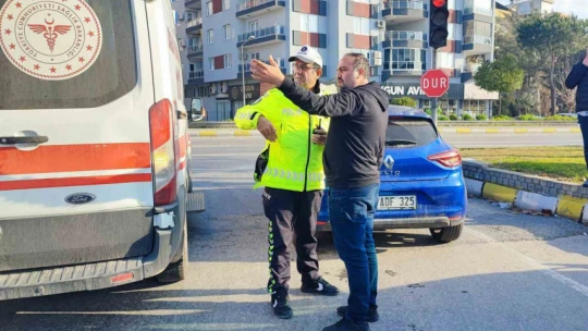 Otomobile çarpmamak için refüje çıktı: 2 yaralı