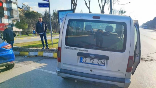 Otomobile çarpmamak için refüje çıktı: 2 yaralı