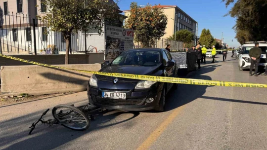 Otomobilin çarptığı bisikletli hayatını kaybetti