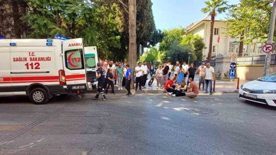 Otomobilin sıkıştırdığı iddia edilen motosiklet sürücüsü yaralandı