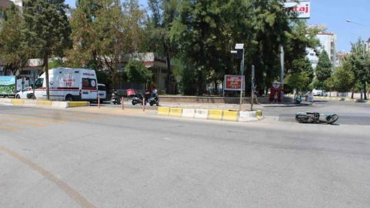 Otomobille çarpışan motosikletteki iki kişi yaralandı