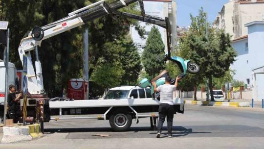 Otomobille çarpışan motosikletteki iki kişi yaralandı