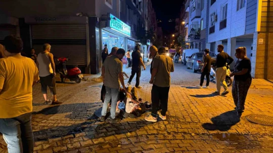 Otomobille çarpışarak motosikletten savrulan kasksız sürücü yaralandı