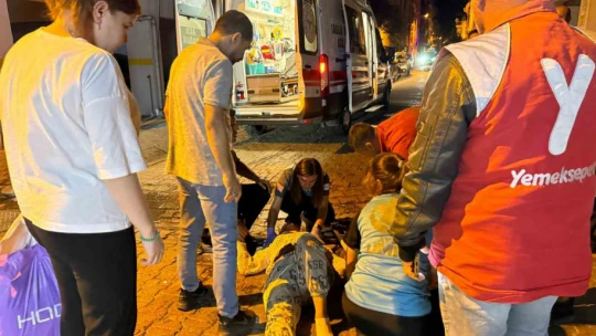 Otomobille çarpışarak motosikletten savrulan kasksız sürücü yaralandı