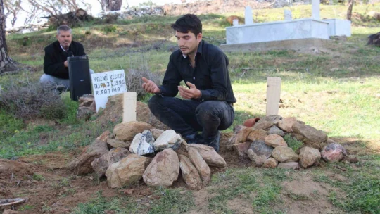 Öz babaları tarafından öldürülen bebekler aynı tabutta taşındı