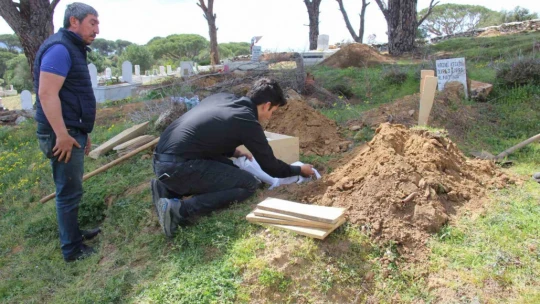 Öz babaları tarafından öldürülen bebekler aynı tabutta taşındı