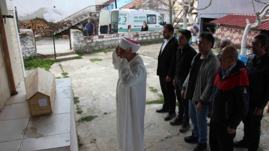 Öz babaları tarafından öldürülen bebekler aynı tabutta taşındı