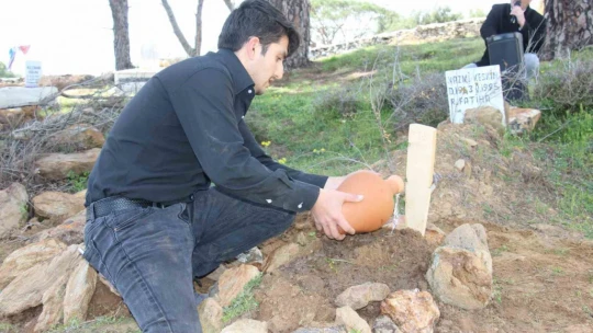 Öz babaları tarafından öldürülen bebekler aynı tabutta taşındı
