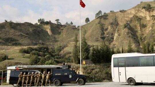Özel harekat polislerinin tatbikatı gerçeği aratmadı