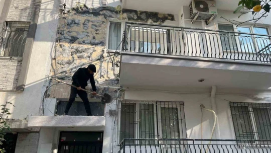 Paralarını alamadıkları dairenin dış cephesini söktüler