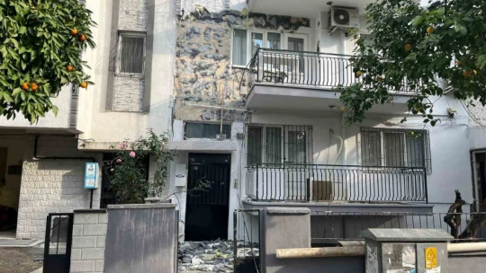 Paralarını alamadıkları dairenin dış cephesini söktüler