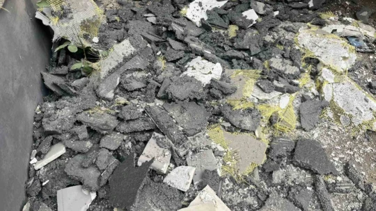 Paralarını alamadıkları dairenin dış cephesini söktüler