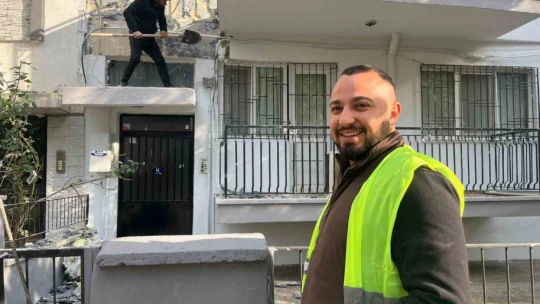 Paralarını alamadıkları dairenin dış cephesini söktüler