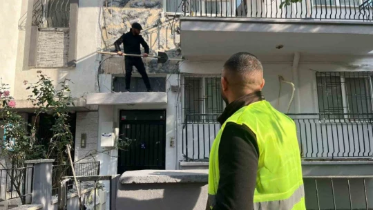Paralarını alamadıkları dairenin dış cephesini söktüler