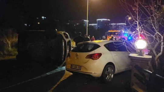 Park etmek isterken otomobili devirdi