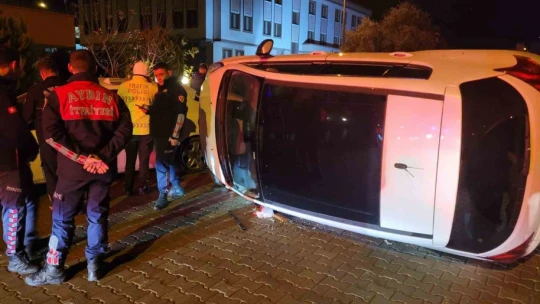 Park etmek isterken otomobili devirdi