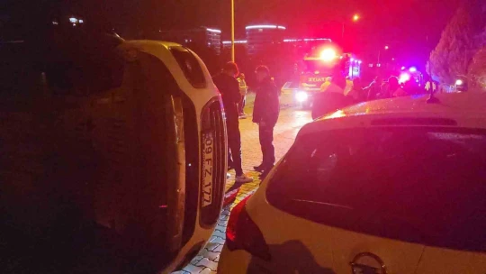 Park etmek isterken otomobili devirdi