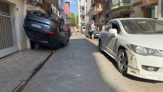 Park halindeki araca çarpan otomobil ters döndü: 1 yaralı