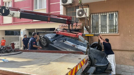 Park halindeki araca çarpan otomobil ters döndü: 1 yaralı