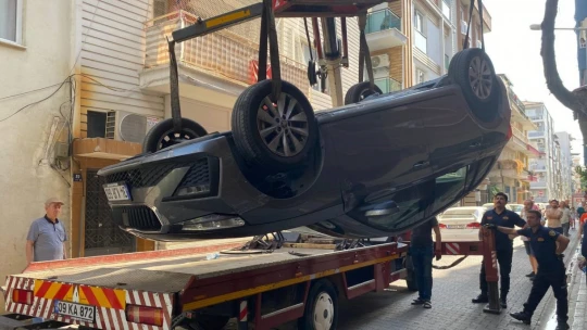 Park halindeki araca çarpan otomobil ters döndü: 1 yaralı
