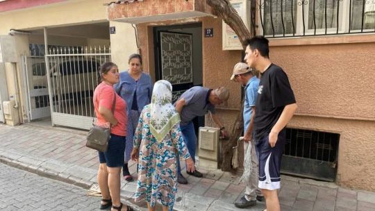 Park halindeki araca çarpan otomobil ters döndü: 1 yaralı