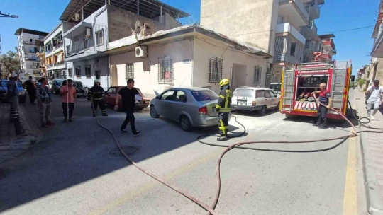 Park halindeki otomobilde yangın çıktı