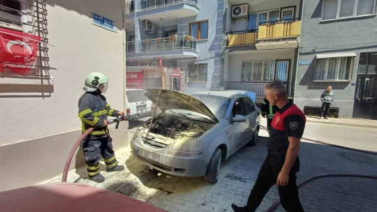 Park halindeki otomobilde yangın çıktı