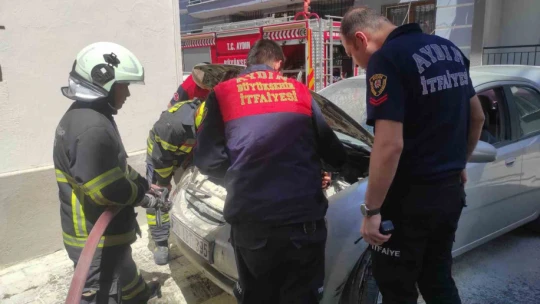 Park halindeki otomobilde yangın çıktı