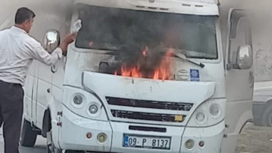 Park halindeki servis minibüsünde yangın çıktı