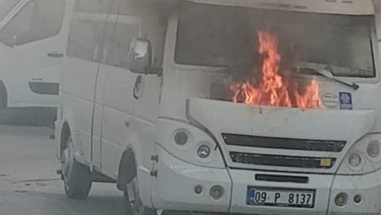 Park halindeki servis minibüsünde yangın çıktı