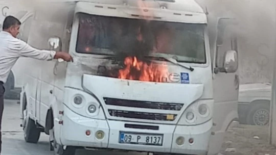 Park halindeki servis minibüsünde yangın çıktı