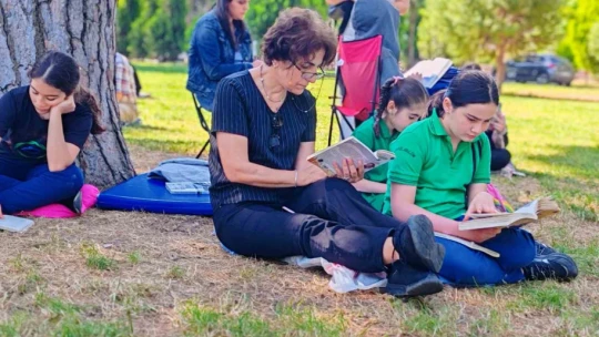 Parkta kitap okuma etkinliği düzenlendi