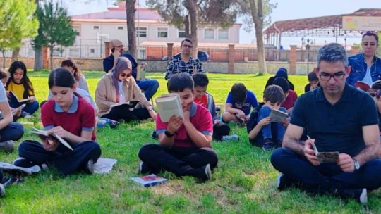 Parkta kitap okuma etkinliği düzenlendi