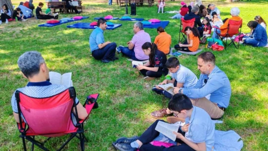Parkta kitap okuma etkinliği düzenlendi