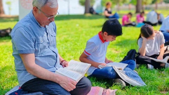 Parkta kitap okuma etkinliği düzenlendi