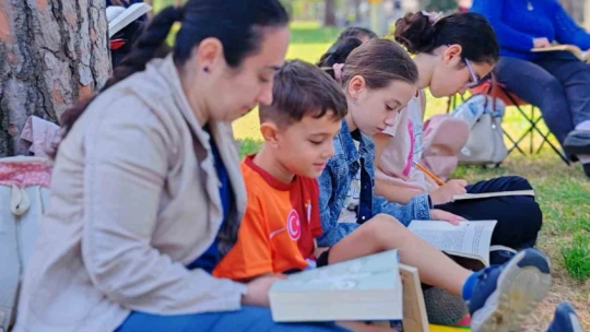 Parkta kitap okuma etkinliği düzenlendi