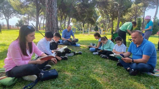 Parkta kitap okuma etkinliği düzenlendi