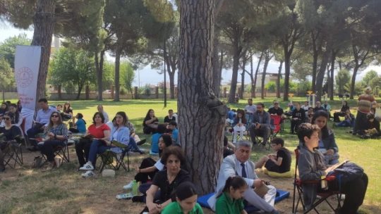 Parkta kitap okuma etkinliği düzenlendi